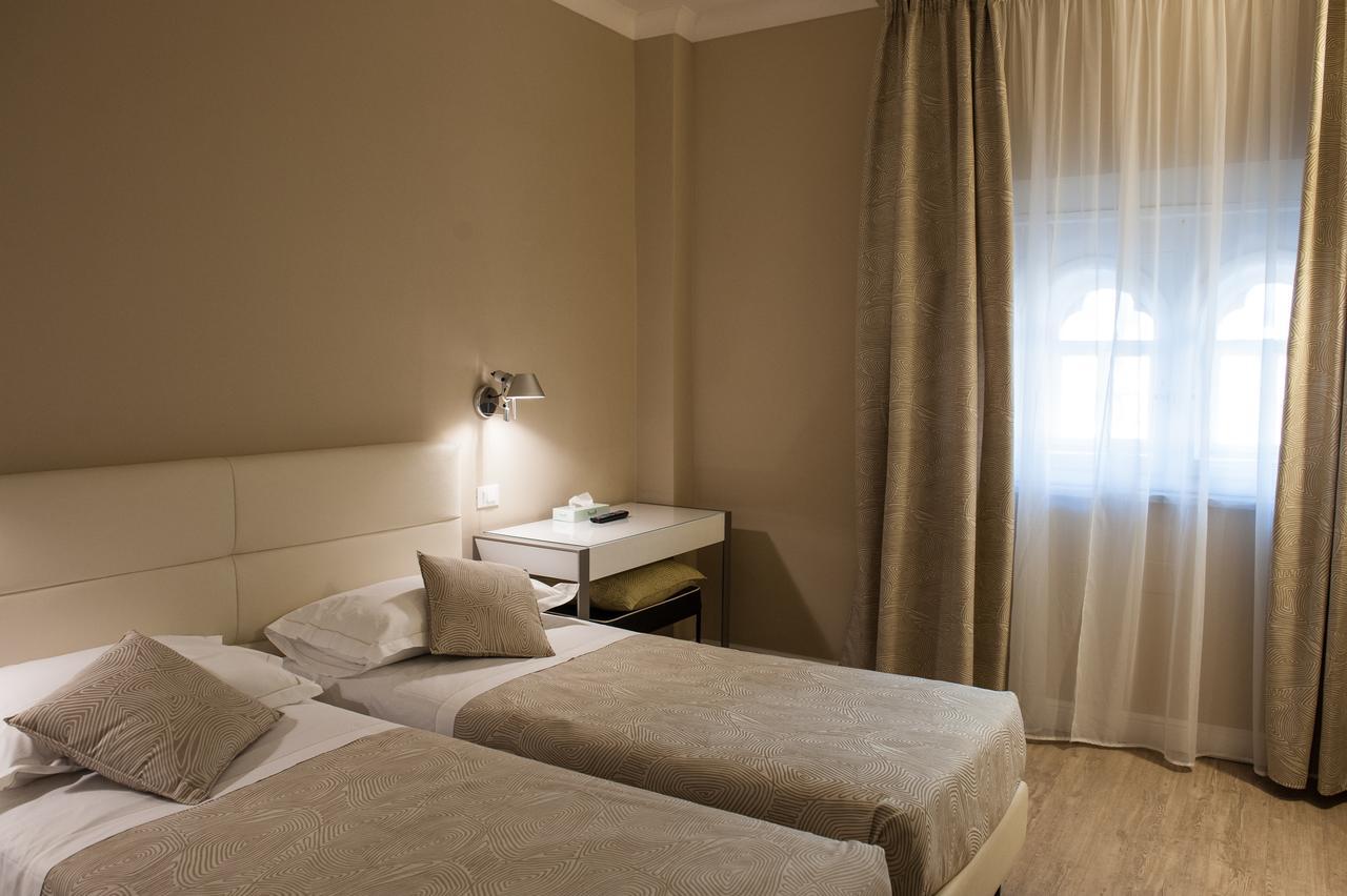 Hotel Universal Livorno Esterno foto