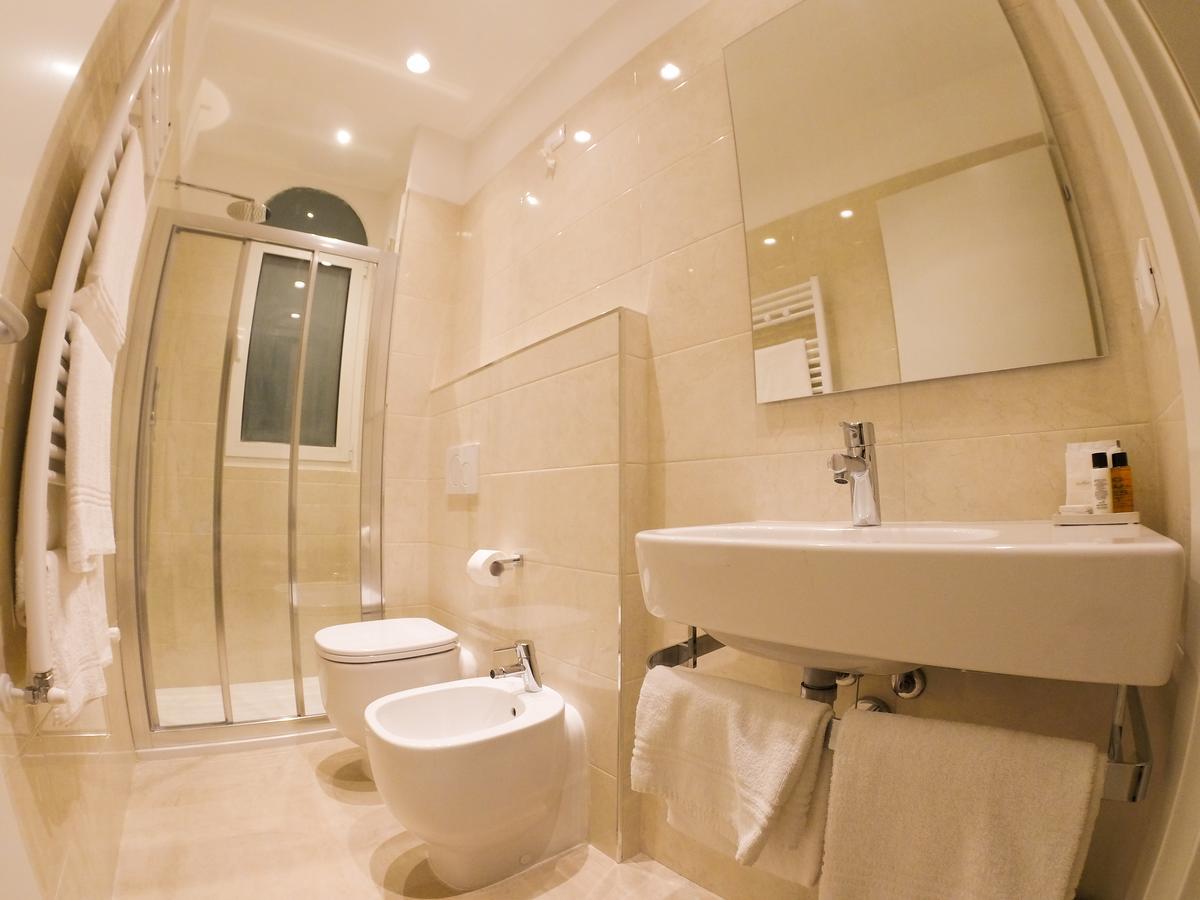 Hotel Universal Livorno Esterno foto