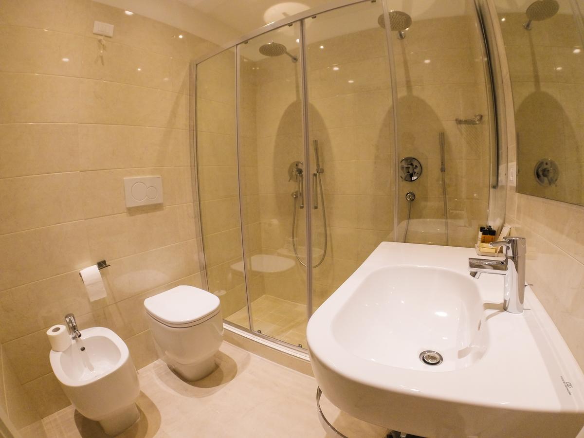 Hotel Universal Livorno Esterno foto