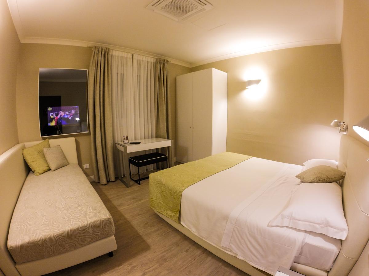 Hotel Universal Livorno Esterno foto